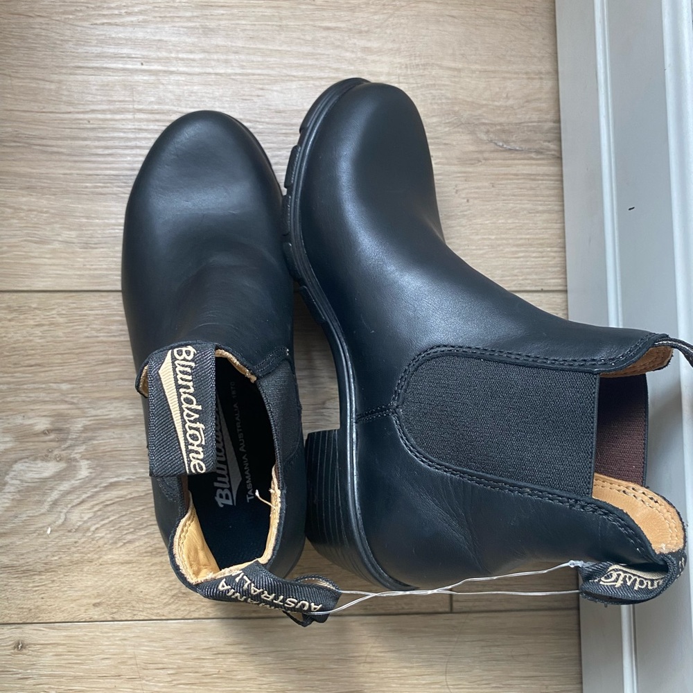 Blundstone Black Leather Chelsea Boots 
NWOT